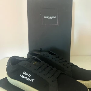 Svarta sneakers från Saint Laurent - Säljer ett par helt oanvända skor från saint Laurent. Säljer på grund ut av att dem var för små, storlek 42. Pris kan diskuteras, skriv om du har någon fråga.