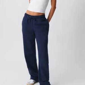 Mjukis sett Gina  - Säljer ni mitt mjukis sett från gina tricot då jag vill köpa en annan färg, de är i gett ganska bra skick förutom några fläckar på hoodien men det borde gå bort med något medel. Ny pris för setter 660kr. 