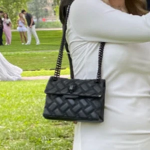 Kurt geiger väska  - Säljer mina snygga Kurt geiger väska eftersom den inte kommer till någon användning länge🩷Köpte väskan av min kompis som köpte den ny ifrån deras hemsida!! Den är lite sliten på vissa ställen som ni kan se på bilderna, men i helhet tycker jag att den ser bra ut och man kan använd fixa lite av det som är slitet med att fylla i med svart penna osv😊Skriv om ni vill ha fler bilder!! Nypris ca 2500 kr