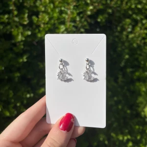 Handgjorda örhängen - halvmånar (nickelfria) - Jättefina handgjorda örhängen med glitter. Silverfärgade halvmånar, krokarna är nickelfria 🤍 perfekt att ge som present eller behålla själv!!