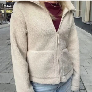 Teddyjacka hm - säljer min jättefina teddy jacka från hm! Köpt här ifrån plick så pris kan diskuteras vid snabb affär ! Hör av dig om du har frågor ! 💖💝 (bilderna e lånade)