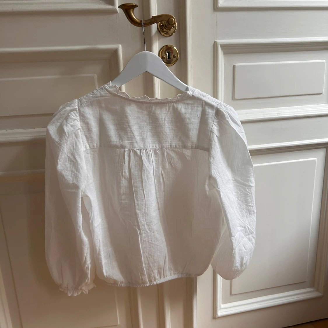 Vit blus med spetsdetaljer från H&M - 2