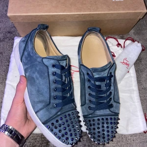 Christian Louboutin  - Säljer nu mina eftertraktade loubs i Cw washed blue, skick 8/10 knappt någon heelscrape😆 bara skriva vid fler bilder osv