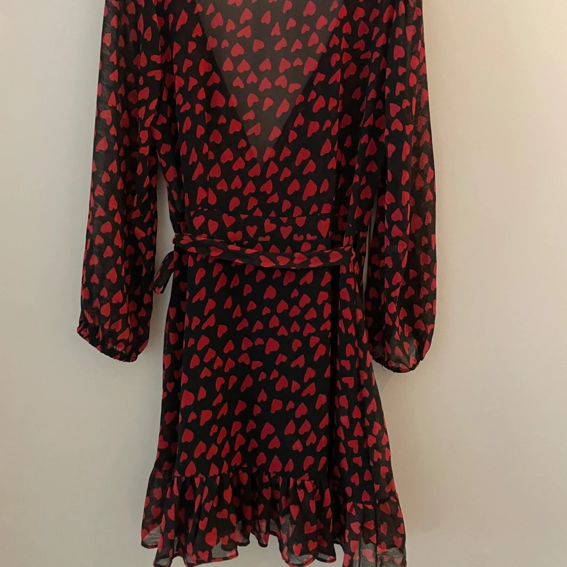 Svart omlottklänning med röda hjärtan från KILIBBI - 2