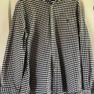 Rutig skjorta från Ralph Lauren XL - Säljer en svartvit rutig skjorta från Ralph Lauren. Hör av dig vid frågor, priset kan diskuteras.  🧵 Skick: Mycket bra 📏 Storlek: XL 🎨 Färg: Svartvit rutig 🏷️ Märke: Ralph Lauren