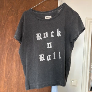 Grå Rock n Roll t-shirt Zadig & Voltaire - Cool svart t-shirt från Zadig & Voltaire med vit 'Rock n Roll'-text på bröstet. 