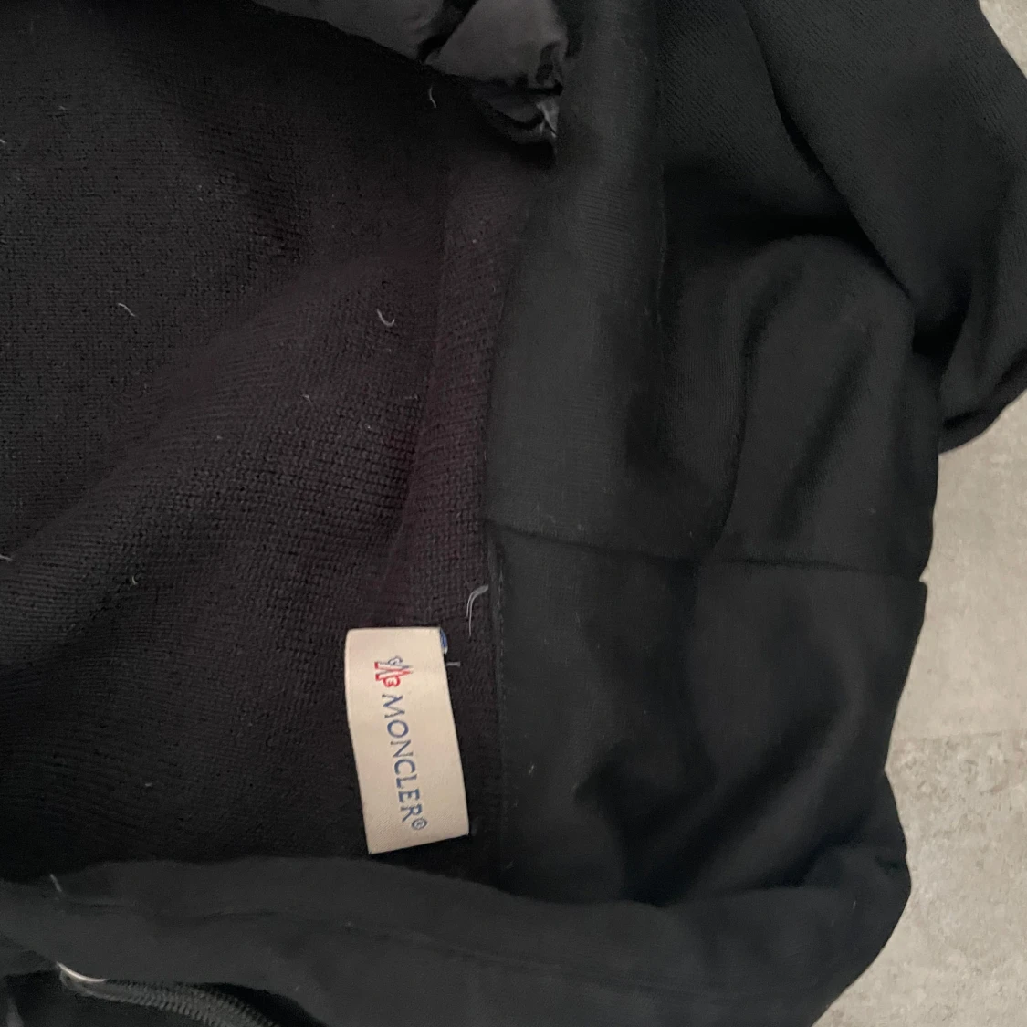 Svart Moncler pufferjacka med mönstrade ärmar - 3