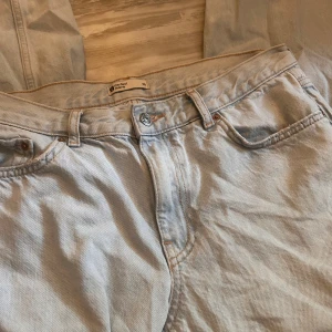 Ljusblå jeans från g perfect jeans - Ljusblå jeans med raka ben och råa, fransiga benslut från g perfect jeans. Klassisk femficksmodell med snygga kontrastsömmar. Jeansen har normal passform och är tillverkade i bomull för en skön känsla.