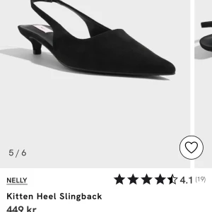 Svarta kitten heel slingbacks från Nelly - Stilrena svarta slingback-pumps från Nelly med spetsig tå och låg klack som är helt nya och oanvända, storlek 38