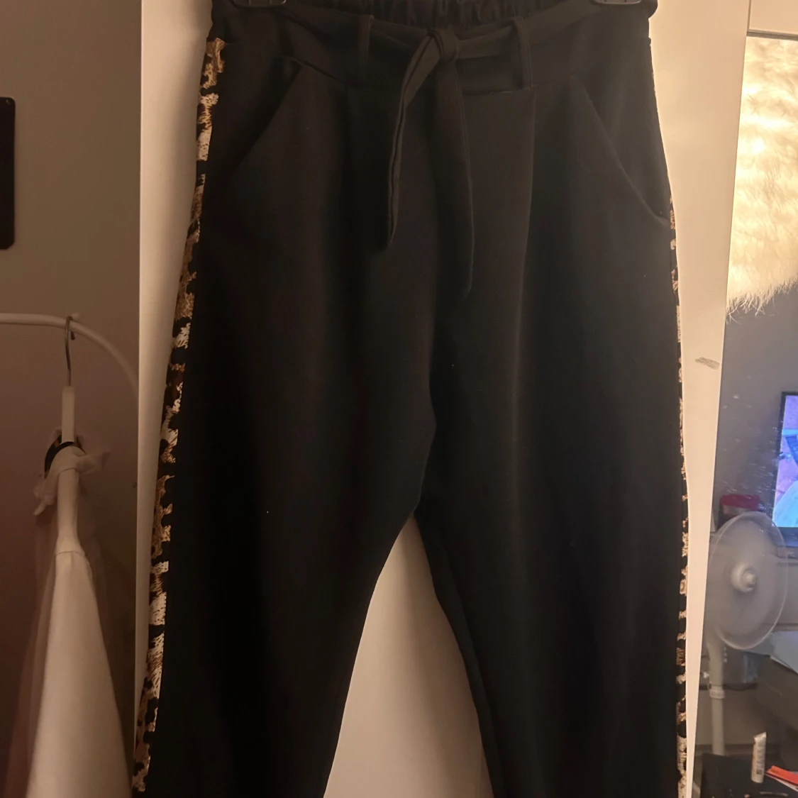 Svarta mjukisbyxor med leoparddetaljer - 1