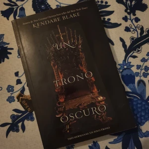 Un Trono Oscuro - En denna spännande uppföljare till 'Tres Coronas Oscuras' kämpar tre systrar om makten över kronan. Magi, hemligheter och förräderi väntar i en mörk fantasyvärld där bara en kan vinna tronen. Perfekt för dig som älskar episka berättelser och starka karaktärer.