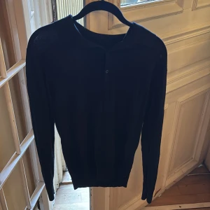 Svart kofta från Uniqlo XS - En stilren blå kofta från Uniqlo i storlek XS. Koftan har lång ärm med krage och är riktigt skön den är andvänd och har ett litet hål i axeln inget man tänker på alls.