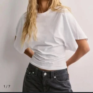 Vit croppad t-shirt i bomull - Vit topp med flared arms, säljer pga av att den ej används. Helt som ny!💓skriv privat för fler bilder