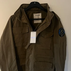 Zadig & Voltaire Field Jacket (HELT NY) - Field Jacket i Khaki från Zadig & Voltaire med  broderat märke på ärmen. HELT NY, oanvänd storlek M