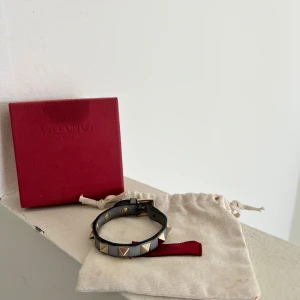 Valentino armband  - Så snyggt, väl använt, ljusblått valentino armband! 100% äkta och så fin detalj till en outfit. Spännet går säkert att limma ihop, men de är ändå inget som syns vid användning ock fungerar precis som vanligt. Nypris 3000