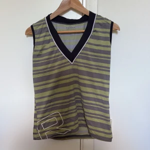 Träningstopp - Grön/grå-randig träningstopp. Strl XL och sitter lite baggy på mig som bär S i vanliga fall