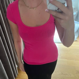 Rosa T-shirt top  - Jag säljer en rosa t shirt /top från Kappahl som är anvönd max 2 gånger. Färgen är jätte fin och fräsch och passar till det mesta. Sitter tajt men skönt och materialet är stretchigt
