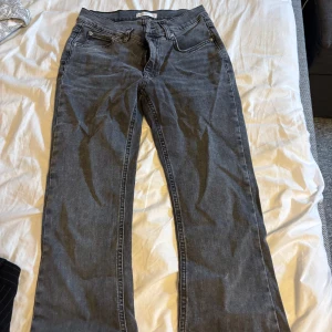 Gråa jeans Gina - Snygga grå jeans från Gina tricot i klassisk femficksmodell. Jeansen är bootcut och normal passform, tillverkade i mjukt denimtyg. Perfekta för dig som gillar en enkel och stilren look.