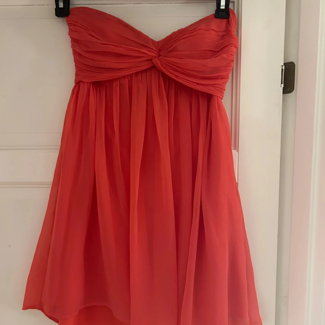 Röd/coral axelbandslös klänning - 1