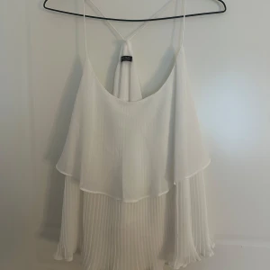 Vit plisserad linnetopp Massimo Dutti - Superfin vit linnetopp från Massimo Dutti med tunna axelband. 