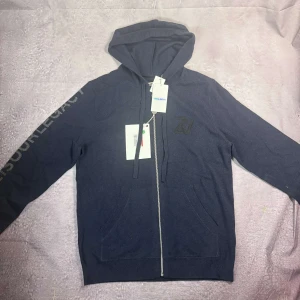Helt ny Zadig & Voltaire Kashmir hoodie - Helt ny Zadig & Voltaire Kashmir hoodie, 30% Kashmir och 70% ull som Zadig Voltaire alltid gör. Nypris på denna ligger runt 3500kr och vårt pris endast på 1499kr