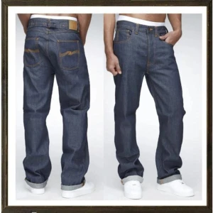 Nudie Jeans - Sjukt schyssta Nudie Jeans, baggy fit. Perfekta för alla olika outfits. Storlek 30/34! Modell fast Freddy! Finns ett litet hål i höger ficka, annars är de i mycket bra skick. Nypris ca 2000kr. Mitt pris 549kr. Vid frågor är det bara att höra av dig.