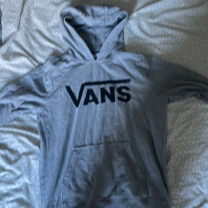 Vans Hoodie - Här är en vans hoodie som knappt är använd. Den är en large men sitter som en small. Hör av er vid frågor!