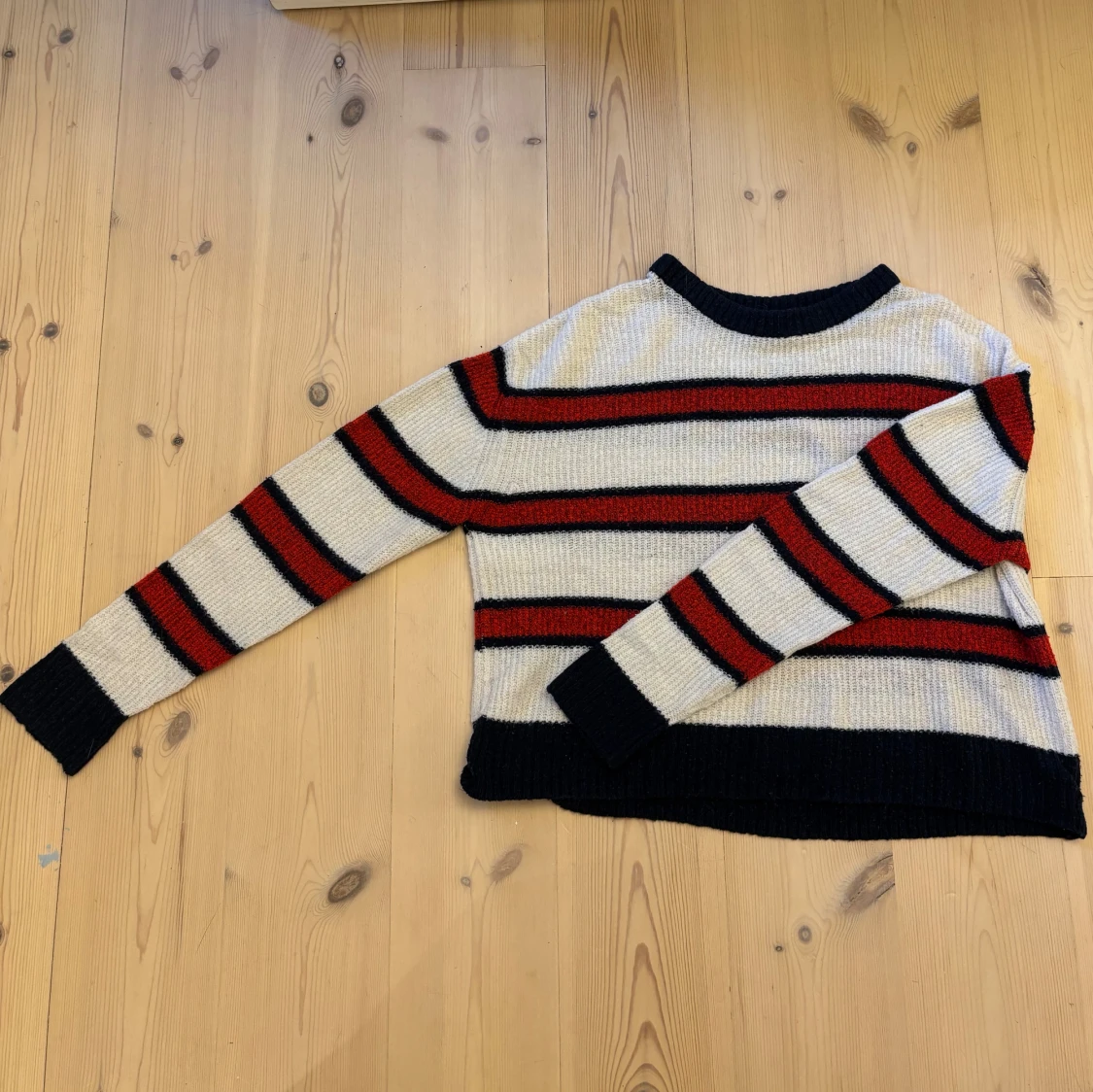 Randig stickad tröja i rött och blått