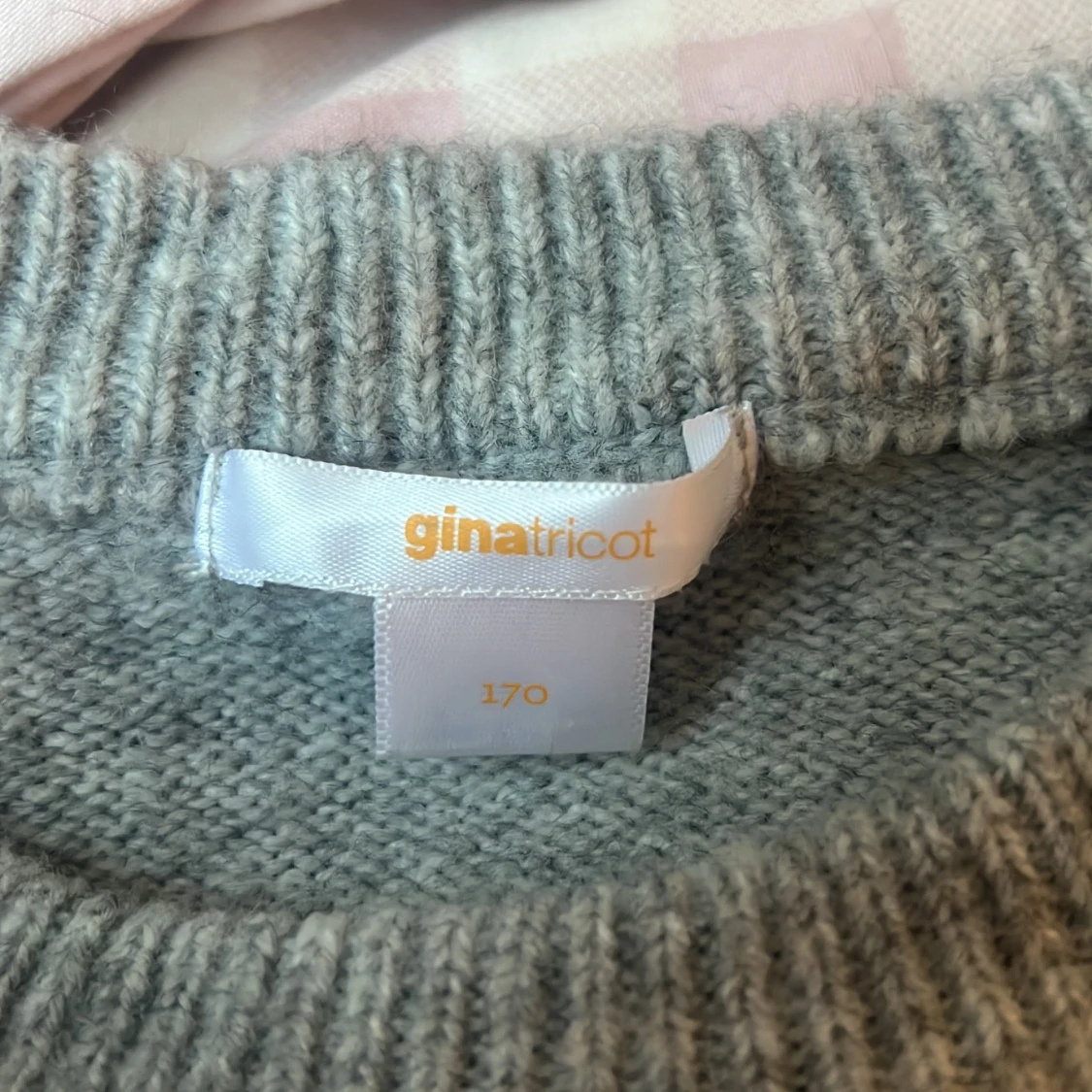 Grå stickad tröja från Gina Tricot - 1