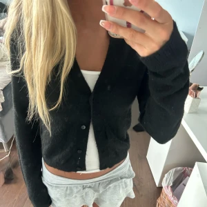 Svart kofta från H&M💞 - Söt kofta från hm som jag aldrig använt💞