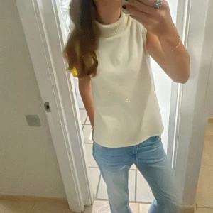 Beige polotopp från Zara - Beige polotopp från Zara. Använd fåtal gånger, köpt hösten 2024 