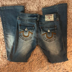 True religion jeans joey 25 - True religion jeans i modellen joey (dem är utsvängda/flare  och långmidjade) säljer dessa eftersom dem inte kommer till så mycket användning längre. Köpte dem från Nelly för 1600kr. Säljer för så billigt eftersom jag vill helst bli av med dem så snabbt som möjligt och jag behöver pengar. Inga defekter än att dem är uppsydda Innerbena: 73cm midja:37cm. Om du har någon eller några frågor så är det bara att skriva till mig (brukar oftast svara rätt så snabbt) tar bud (om dem e rimliga)😋