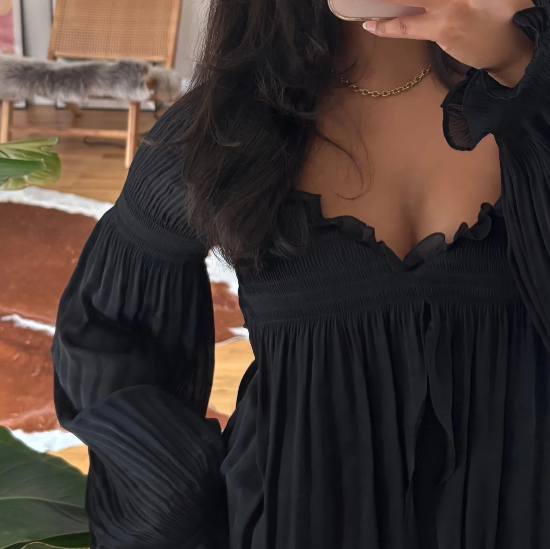 Svart blus med volang och vida ärmar - 2