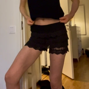 Spets shorts  - Snygga populära spetsshorts. Passar mig som har S och är 175cm men passar nog om man är kortare också skulle nog passa om man är mellan xs/s också.