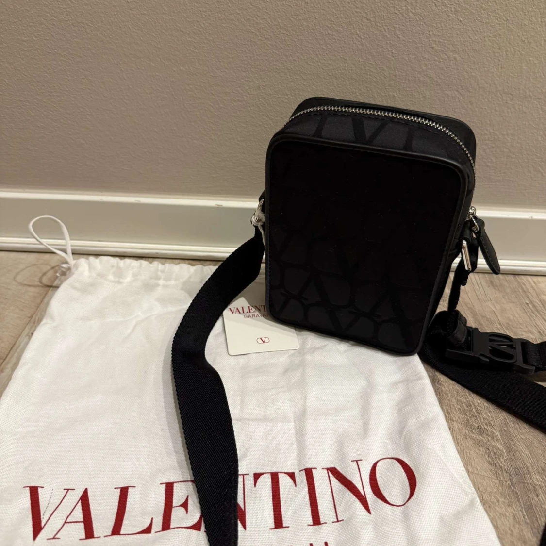 Svart axelväska från Valentino (Kan bytas)