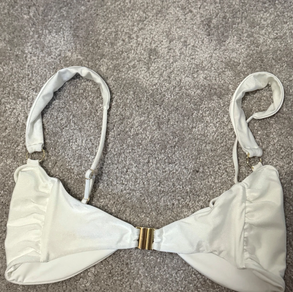 Vit bikiniöverdel med gulddetalj - 1