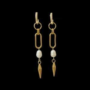 Guldiga örhängen med pärlor  - Priset gäller ett par örhängen  Material: Rostfritt stål och äkta sötvattenspärlor  Längd: 