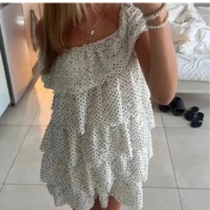 Prickig klänning från Zara - Jätte söt klänning som är helt slutsåld på hemsidan 👛 Inte min bild men skickar egna bilder vid intresse! I storlek L men jag brukar ha storlek M o den sitter bra på mig 