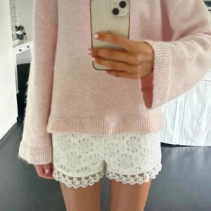 Vita spetsiga blommiga shorts - Superfina vita spets shorts med blommigt spetsmönster och söt spetskant nertill. De är midrise men man kan vika ner det lite så att det blir mer Lågmidjade. Perfekta för sommarens varma dagar och ger en romantisk vibe till outfiten.