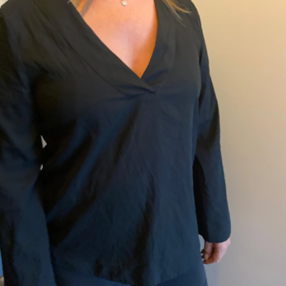 Svart v-ringad blus med lång ärm