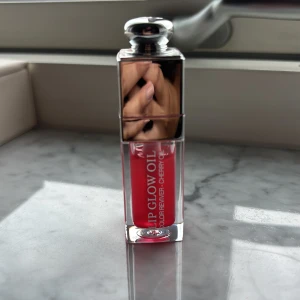 Dior lip oil  - Dior lip oil i färgen cherry 015. Endast använd ett par enstaka gånger! 🥰ordinarie pris: ca 500kr