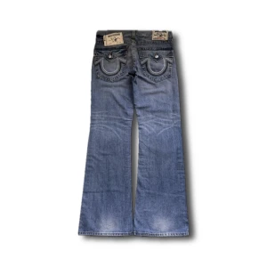True Religion Jeans - Bootcut True religion med rare ahh bakfickor        W32 och 110cm Total längd. Skriv om övriga frågor 