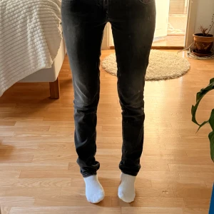 Svarta skinny jeans från Diesel - Säljer ett par svarta skinny jeans från Diesel med slitna detaljer och snygg tvätt. Jeansen har klassisk femficksdesign, låg midja och smal passform hela vägen ner. Materialet är stretchigt för extra komfort och de har diskret Diesel-logga vid fickan. Säljer pga att de inte kommer till användning för de är lite för långa på mig som är 1,66🥰står att de är 32 men tycker de sitter som 34!
