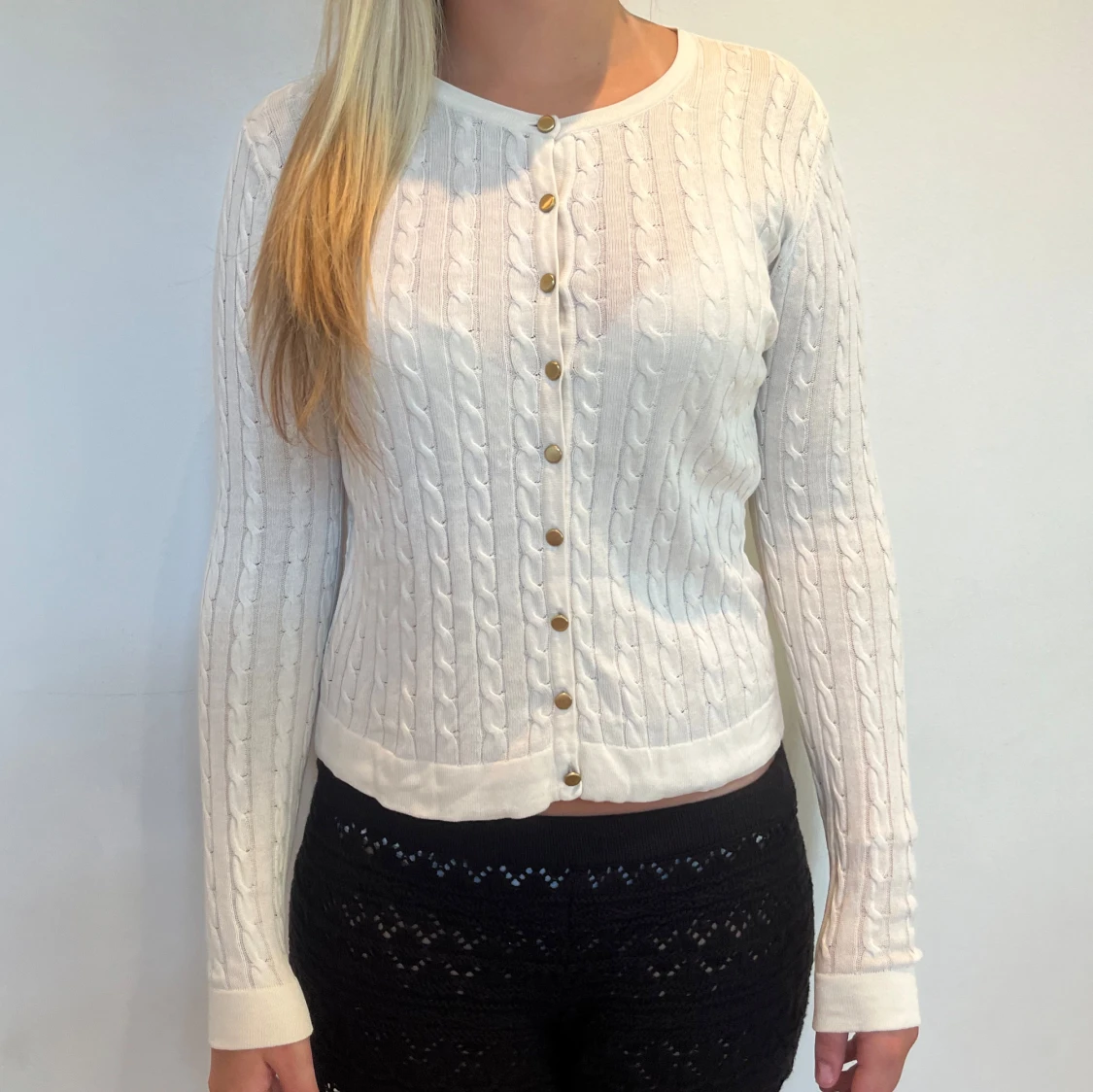 Vit kabelstickad kofta med knappar