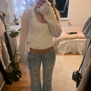 Vit omlottkofta - Supersöt vit omlottkofta i mycket bra skick, notera bara hålet i sidan som kan användas för att knyta fast banden💞