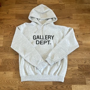 Gallery dept hoodie - Riktigt fet och eftertraktad Gallery dept hoodie i storlek M! Helt nytt skick! Lite osäker på äktheten så därför är priset just nu på 1499kr nypris runt 5000kr! Tveka inte med att ställa frågor! 