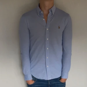 Ralph lauren skjorta - Ralph lauren skjorta i modellen knit oxford | modellen är 185 cm lång och väger ca 76 kg, den sitter lite tajt | storlek S men skulle säga mer XS-S | mycket fint skick | nypris 1900 kr