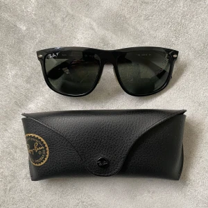Ray ban boyfriend solgalsögon  - Säljer ett par feta solglasögon från ray ban  | box tillkommer | skicket på glasögons  är 8/10 | | ny pris 2000: mitt pris är 999| skriv vid frågor och funderingar  