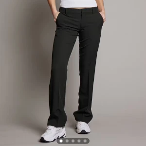 Svarta kostymbyxor från Bik Bok - Svarta low waist kostymbyxor från Bik Bok.