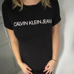 Svart Calvin Klein Jeans t-shirt - Svart T-shirt i storlek xl men är liten i storleken så skulle säga att den sitter som en s-m. 